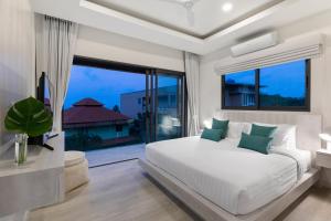 Un dormitorio con una cama blanca y una ventana grande. en Villa Heaven Tongson Bay Beach, en Thong Son Beach 86 fotos más