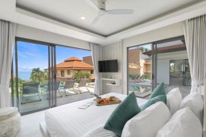 Un dormitorio con una cama con vista a un patio. en Villa Heaven Tongson Bay Beach, en Thong Son Beach