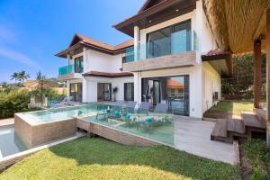 una imagen de una casa con piscina en Villa Heaven Tongson Bay Beach, en Thong Son Beach