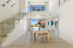 Un comedor con una mesa y una escalera. en Villa Heaven Tongson Bay Beach, en Thong Son Beach