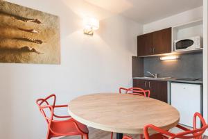 Η κουζίνα ή μικρή κουζίνα στο Residhotel Le Grand Prado