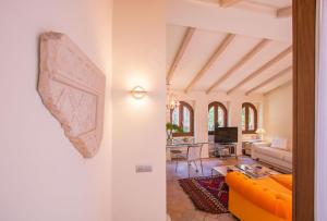 sala de estar con sofá amarillo y sala de estar en Oriental Apartment Gardens Views 2 pax, en Sevilla