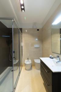 ein Bad mit einem WC, einem Waschbecken und einer Dusche in der Unterkunft LAUS app. 1 - ART & DESIGN nel cuore di Bari - VIA DANTE ALIGHIERI in Bari
