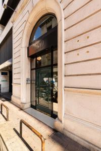 a store front with a large glass door at LAUS app. 1 - ART & DESIGN nel cuore di Bari - VIA DANTE ALIGHIERI in Bari