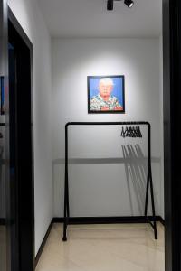 a glass display case in a room with a picture on the wall at LAUS app. 1 - ART & DESIGN nel cuore di Bari - VIA DANTE ALIGHIERI in Bari