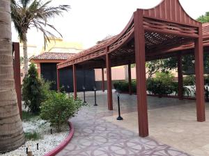 un pavillon avec un auvent en bois devant un bâtiment dans l'établissement The Coral House, à Djeddah