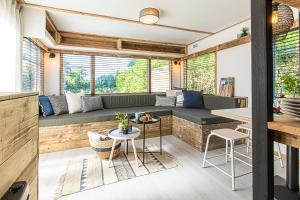 a living room with a couch and a table at LODGES 7Huizen aan Zee in Scharendijke