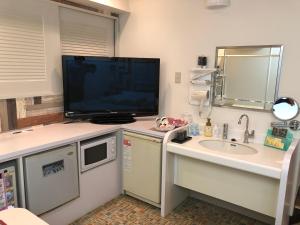 長崎市にあるレステイ 長崎アイネ （大人専用）の洗面台と壁掛けテレビ付きのバスルーム +26枚の写真