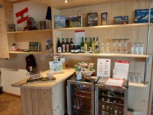 Habitación con barra con botellas de vino en Alphotel Mittersill -Sommer Card inklusive-, en Mittersill