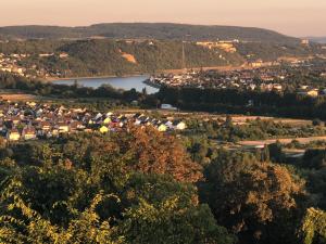 eine Luftansicht auf eine Stadt und einen See in der Unterkunft Humboldtruh in Weitersburg