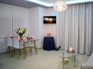Televízia a/alebo spoločenská miestnosť v ubytovaní Meltemi Beach Apartments