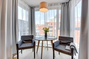 Ein Sitzbereich in der Unterkunft Chmielna Park Apartments Old Town