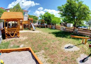 um parque com um parque infantil com um gazebo em Motel MontaNaro em Mostar