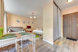 Ein Bett oder Betten in einem Zimmer der Unterkunft Chmielna Park Apartments Old Town