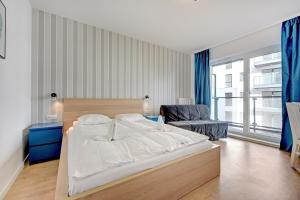 Ein Bett oder Betten in einem Zimmer der Unterkunft Chmielna Park Apartments Old Town