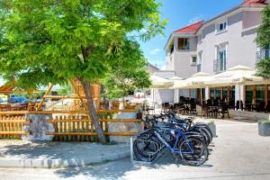 een groep fietsen geparkeerd naast een boom bij Motel MontaNaro in Mostar
