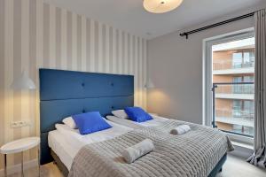 Ein Bett oder Betten in einem Zimmer der Unterkunft Chmielna Park Apartments Old Town