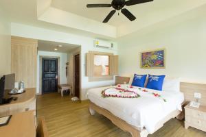 Rúm í herbergi á Phi Phi Bayview Resort