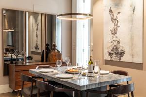 マドリードにあるSalamanca Luxury VIのダイニングルーム(ワイングラス付きのテーブル付)