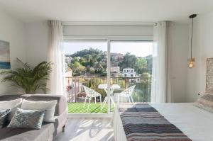 ein Schlafzimmer mit einem Bett und einem großen Fenster in der Unterkunft Lets Holidays Studio in Tossa in Tossa de Mar