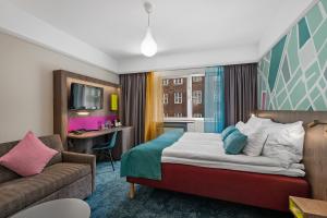 une chambre d'hôtel avec un lit et un canapé dans l'établissement ProfilHotels Richmond, à Copenhague