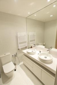 Ванная комната в Ninon- Premium Trindade by Porto City Hosts