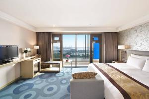高雄的住宿－高雄福容大飯店，酒店客房设有一张大床和一台电视。