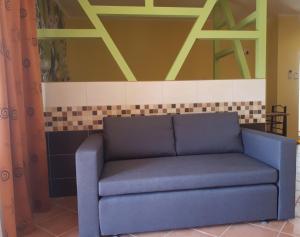 A seating area at Rozmaring Apartmanok