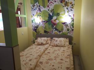 A bed or beds in a room at Rozmaring Apartmanok
