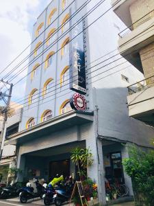 Prince Hotel في مدينة تشيايي: مبنى فيه دراجات نارية متوقفة أمامه