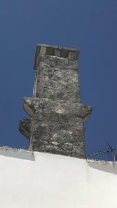 una torre de ladrillo en la parte superior de un edificio en Corte del Fico en Diso