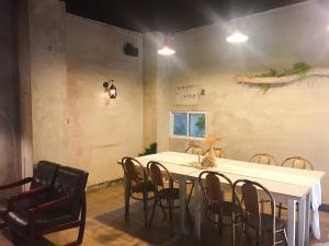 Prince Hotel في مدينة تشيايي: غرفة طعام مع طاولة وكراسي