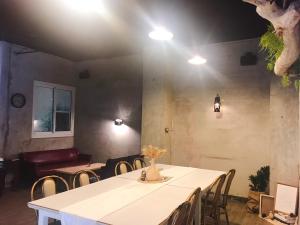 Prince Hotel في مدينة تشيايي: غرفة طعام مع طاولة وكراسي وأضواء
