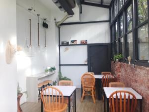 una habitación con mesas y sillas en un restaurante en Prince Hotel, en Chiayi