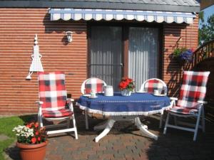 een tafel en twee stoelen en een tafel en stoelen sidx sidx sidx sidx bij Ferienwohnung Kremer in Cuxhaven