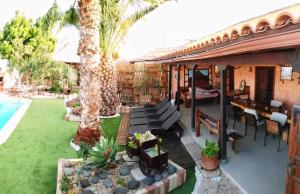 A garden outside Almendro Még 37 kép