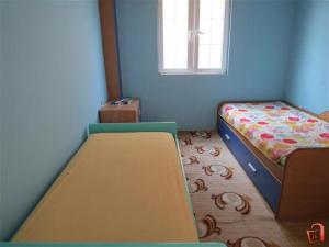 um pequeno quarto com uma cama e uma mesa em Nestorovski House em Bitola