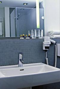 ケルペンにあるOvernight Tagungshotel im ABZのバスルーム(鏡付き白い洗面台付)