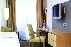A television and/or entertainment centre at Overnight Tagungshotel im ABZ