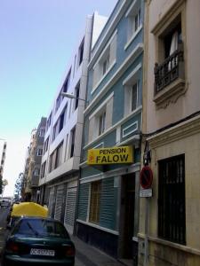 un cartel amarillo en un edificio en una calle en Falow, en Las Palmas de Gran Canaria