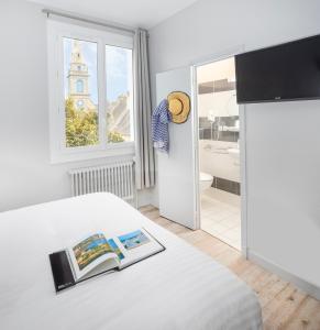 TV a/nebo společenská místnost v ubytování Hôtel Spa De La Citadelle Lorient
