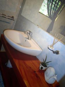 Bilik mandi di Nypa Style Resort Camiguin