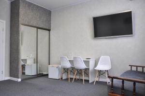 TV a/nebo společenská místnost v ubytování MEDELEAN HOTEL