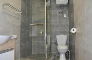 Koupelna v ubytování MEDELEAN HOTEL