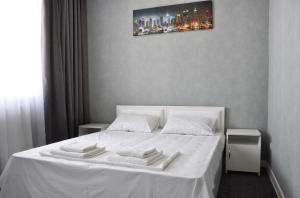 Un pat sau paturi într-o cameră la MEDELEAN HOTEL