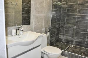 Koupelna v ubytování MEDELEAN HOTEL
