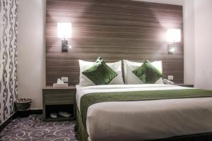 Ένα ή περισσότερα κρεβάτια σε δωμάτιο στο Almond Hotel Apartments