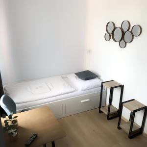 Kleines Zimmer mit einem Bett und einem Tisch in der Unterkunft Hotel Gregor in Modřice