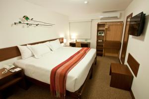 une chambre d'hôtel avec un lit et une télévision dans l'établissement Tierra Viva Miraflores Larco, à Lima