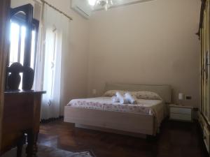 sypialnia z łóżkiem z 2 poduszkami w obiekcie Villa Luisa w mieście Montoro Inferiore